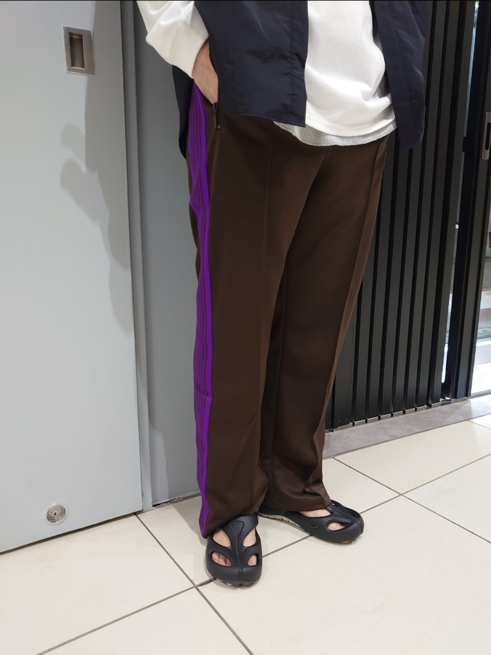 ブラック系のシャツ/ブラウス、ホワイト系のTシャツ/カットソー、ブルー系のキャップを着用したメンズの夏コーディネートの2枚目の写真