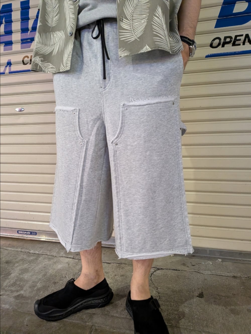 ブラック系のシャツ/ブラウス、グレー系のその他パンツ、ブラック系のサンダルを着用したメンズの夏コーディネートの3枚目の写真