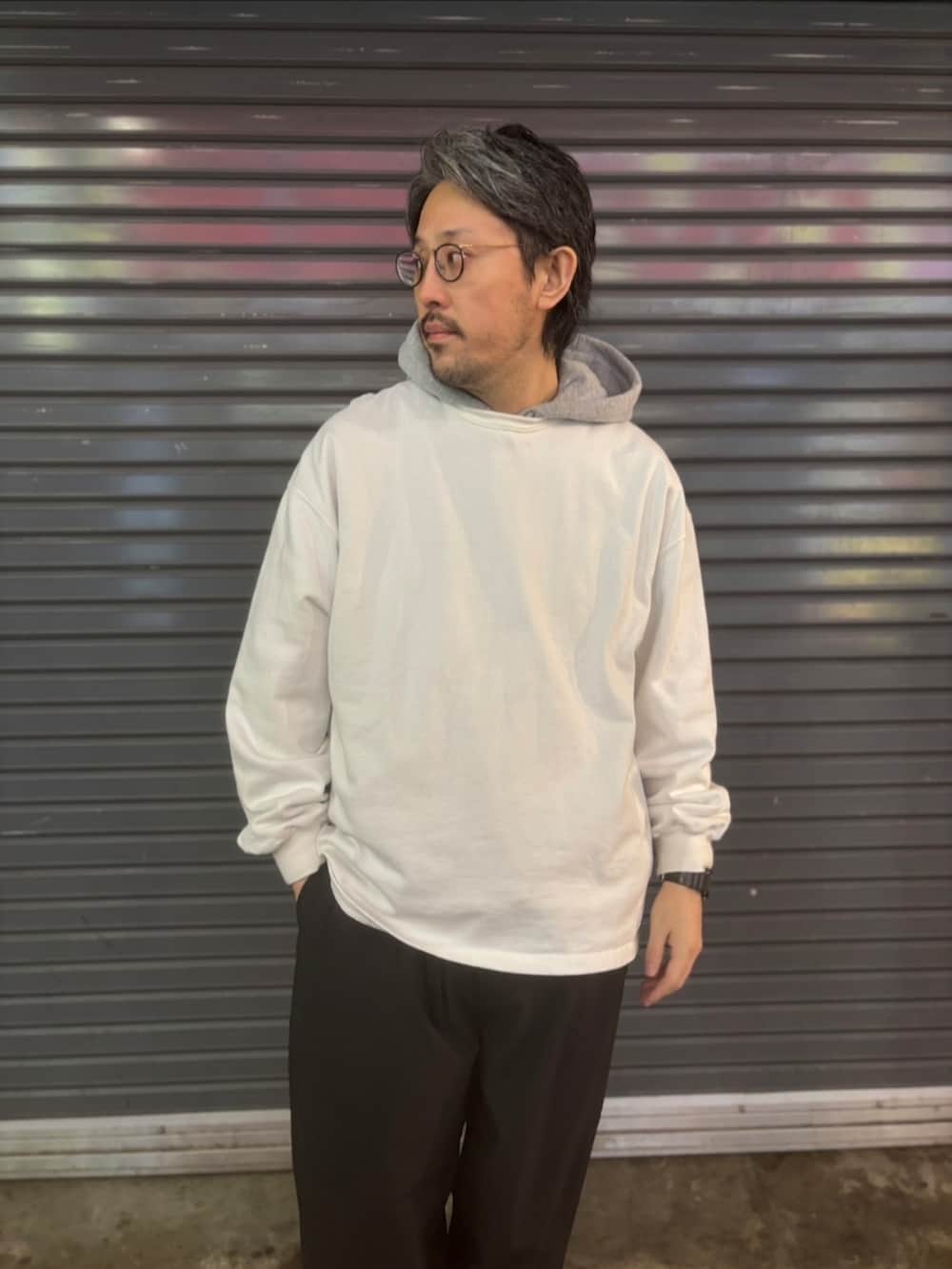 ブラック系のその他パンツ、ブラック系のテーラードジャケットを着用したメンズの春コーディネートの3枚目の写真