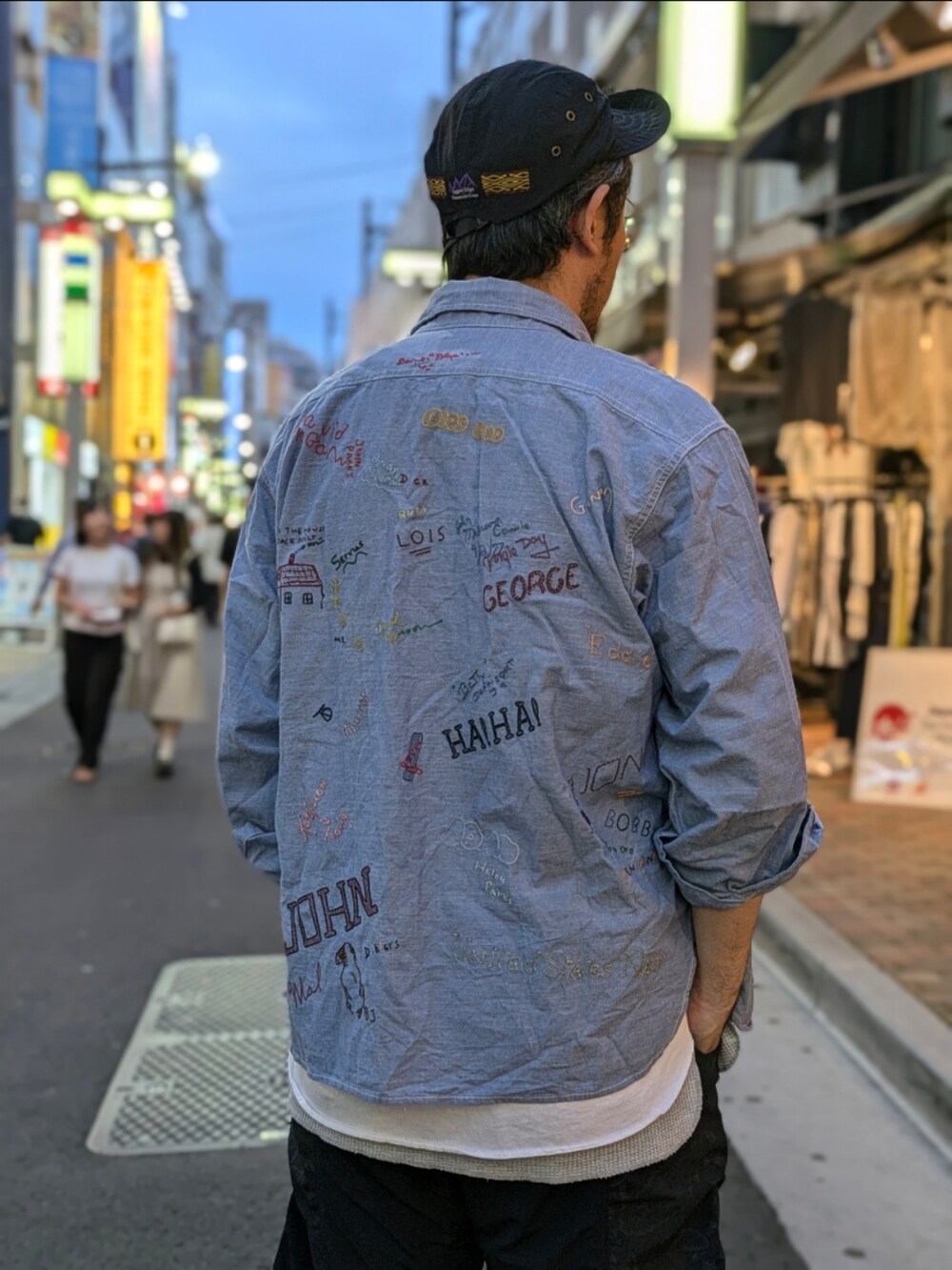 ブラック系のその他パンツ、ブラウン系のTシャツ/カットソー、ブルー系のシャツ/ブラウスを着用したメンズの夏コーディネートの3枚目の写真