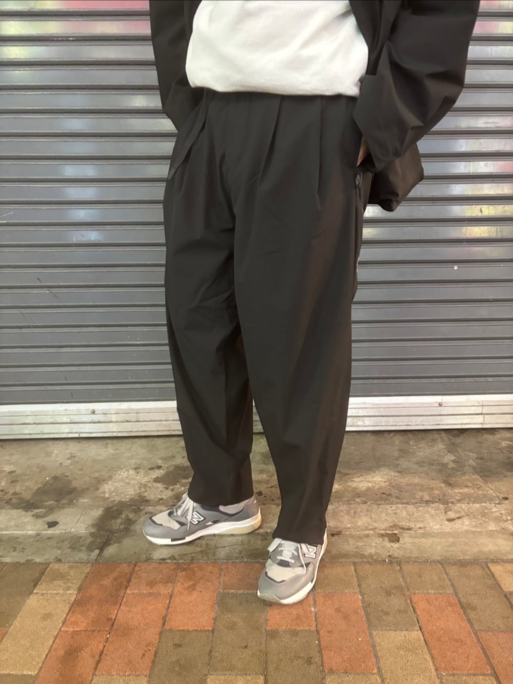 ブラック系のその他パンツ、ブラック系のテーラードジャケットを着用したメンズの春コーディネートの2枚目の写真