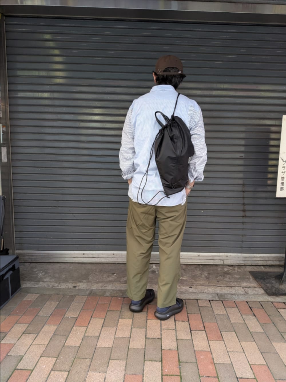 ブルー系のシャツ/ブラウス、グリーン系のその他パンツ、ブラック系のサンダルを着用したメンズの春コーディネートの2枚目の写真