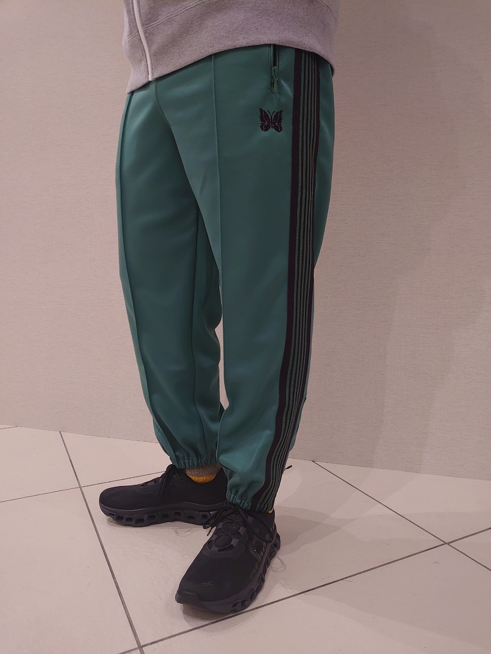 ブラック系のスニーカー、ホワイト系のTシャツ/カットソー、グレー系のパーカーを着用したメンズの冬コーディネートの4枚目の写真