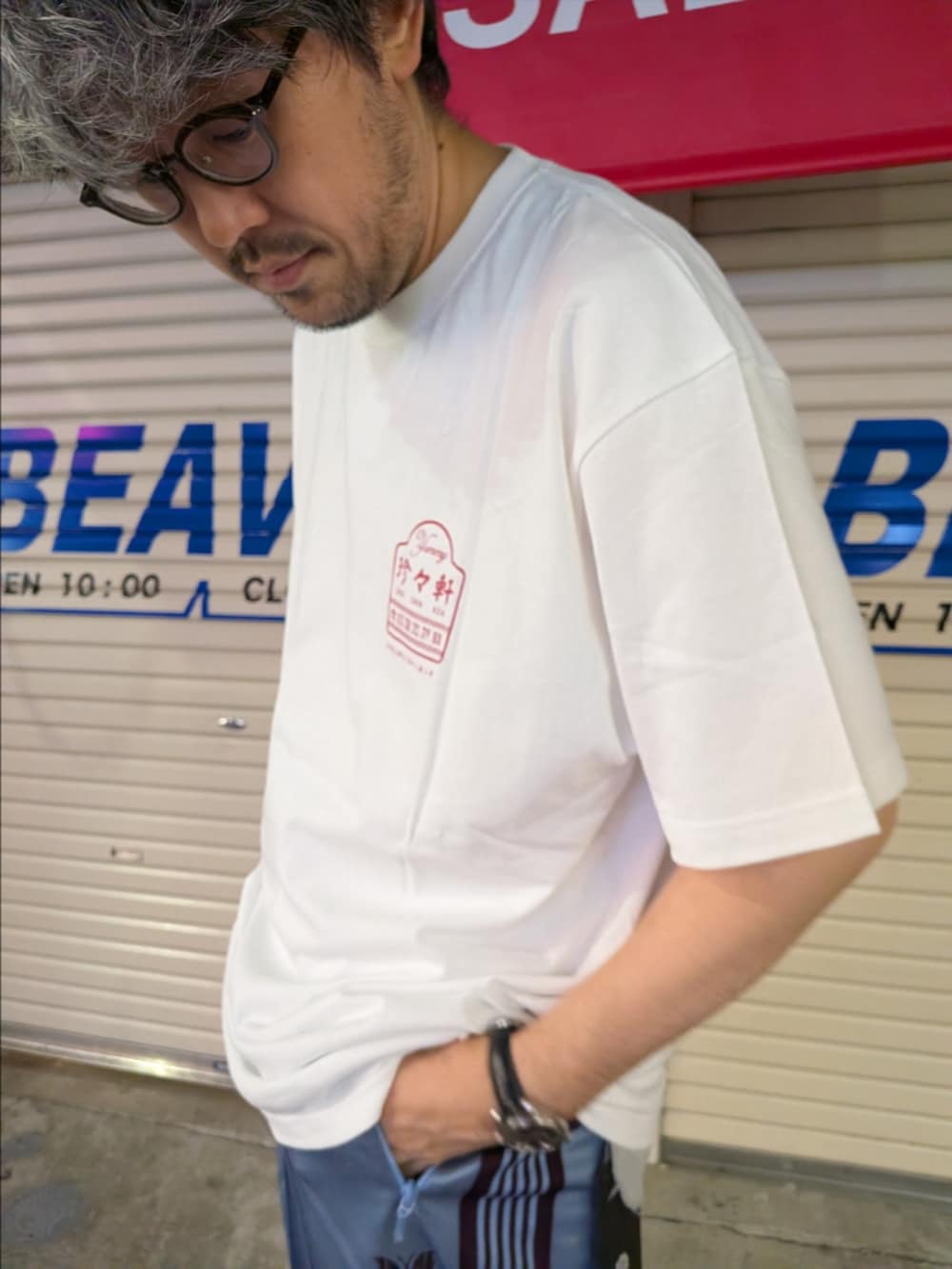 ホワイト系のTシャツ/カットソーを着用したメンズの夏コーディネートの2枚目の写真