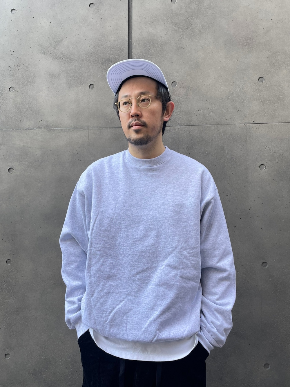 ブラック系のその他パンツ、グレー系のスウェット、ブラック系のマウンテンパーカーを着用したメンズの冬コーディネートの4枚目の写真