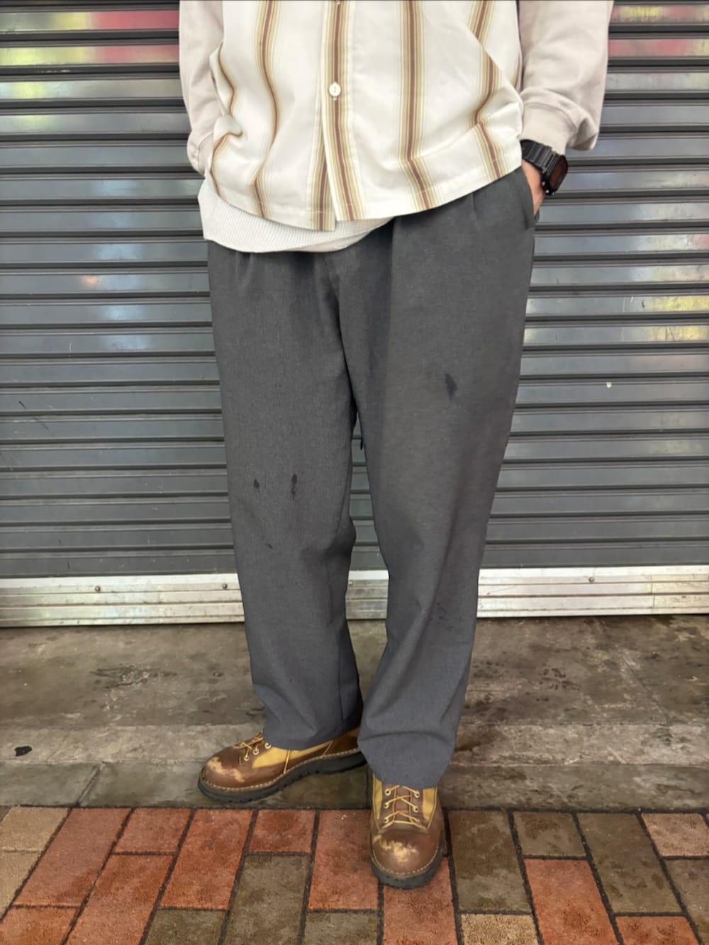 ホワイト系のシャツ/ブラウス、グレー系のその他パンツを着用したメンズの春コーディネートの3枚目の写真