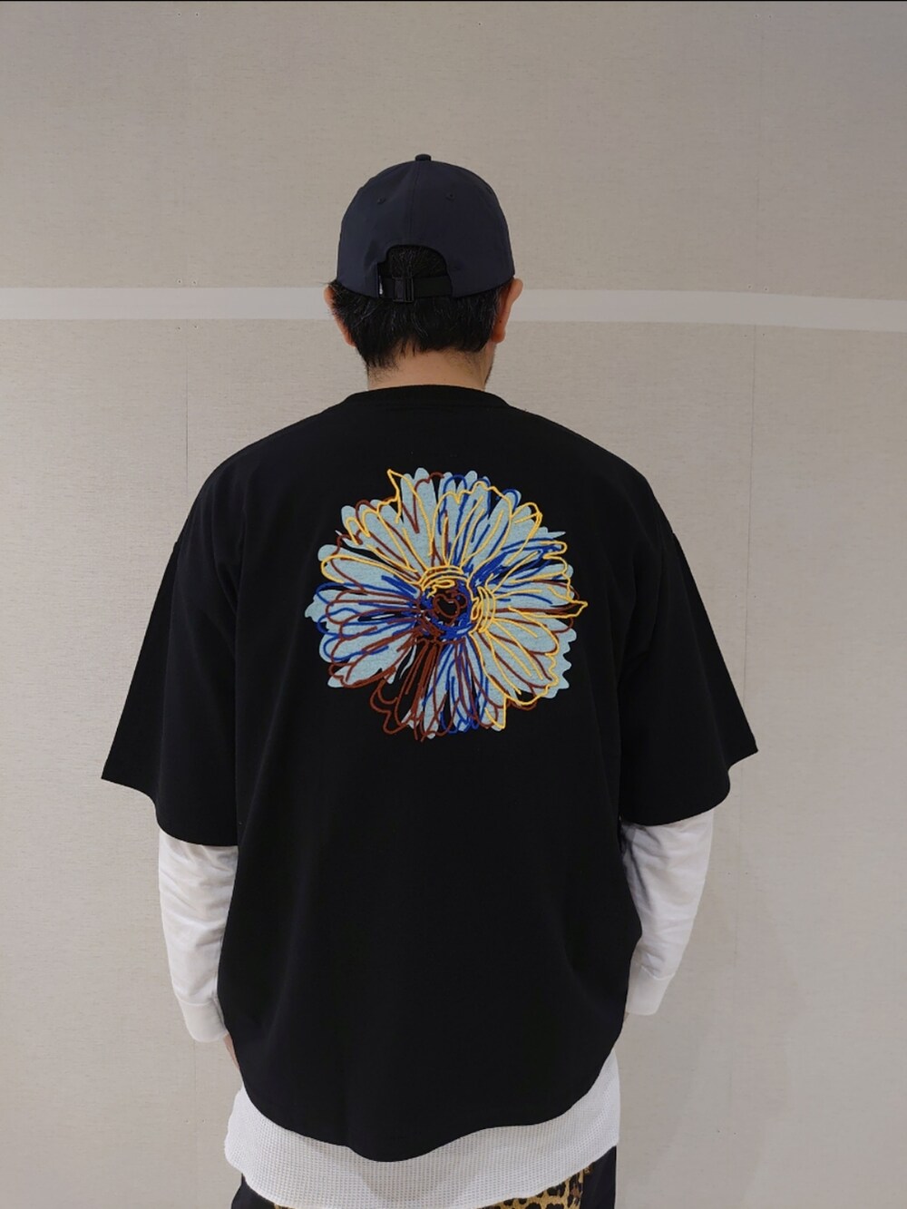 イエロー系のその他パンツ、ブラック系のTシャツ/カットソー、ブラック系のモカシン/デッキシューズを着用したメンズの春コーディネートの3枚目の写真