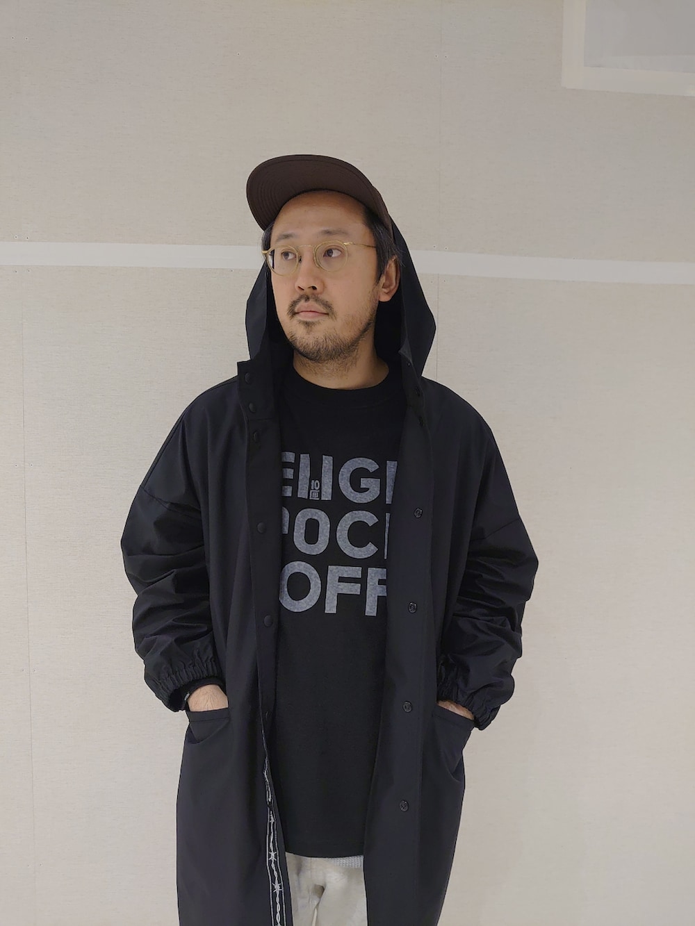 パープル系のスウェットパンツ、ブラック系のTシャツ/カットソー、ブラック系のサンダルを着用したメンズの春コーディネートの2枚目の写真