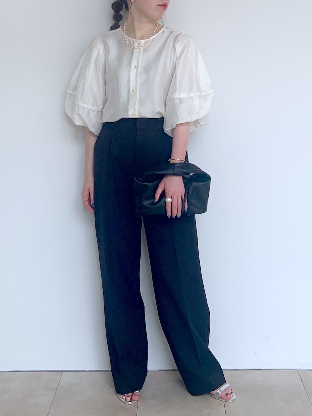 ホワイト系のシャツ/ブラウス、ホワイト系のタンクトップ、ブラック系のスラックスを着用したレディースの夏コーディネートの2枚目の写真