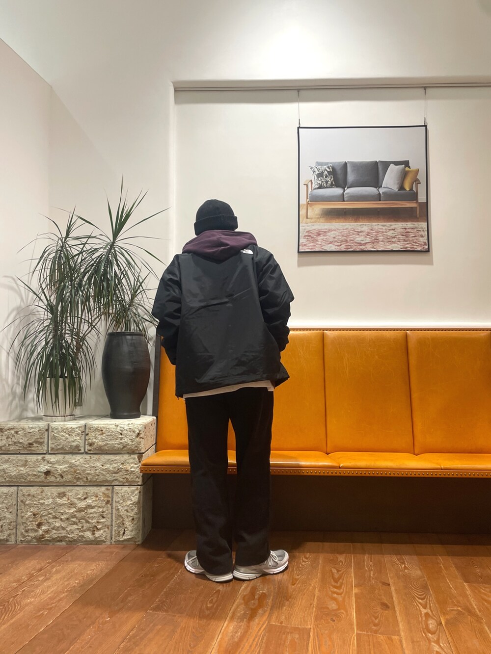 ブラック系のナイロンジャケット、パープル系のパーカー、ホワイト系のTシャツ/カットソーを着用したメンズの秋コーディネートの4枚目の写真