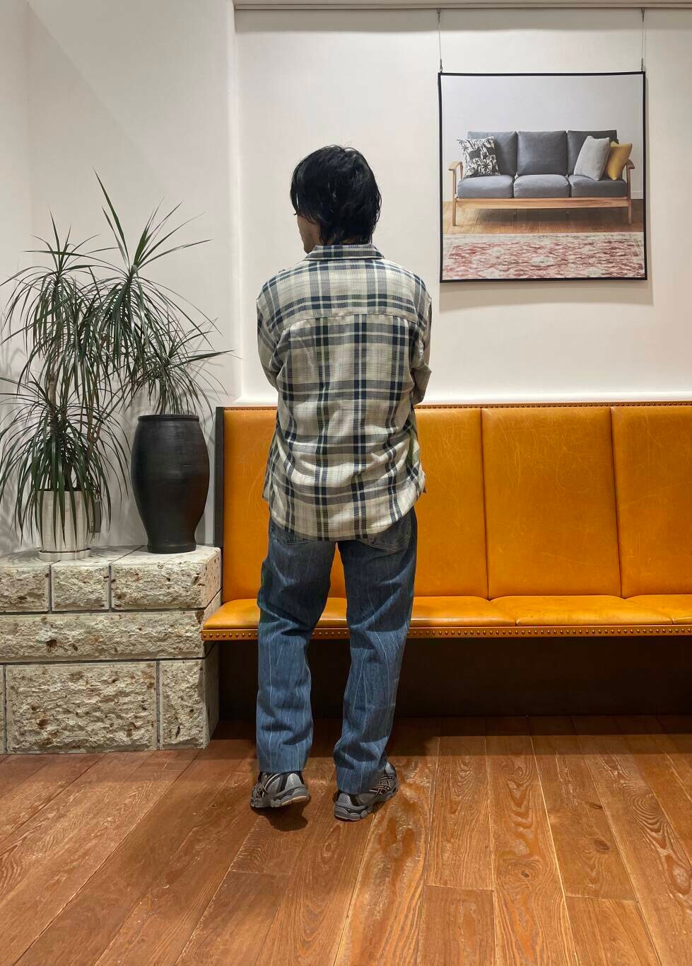 ブルー系のデニムパンツ、ブルー系のシャツ/ブラウスを着用したメンズの春コーディネートの3枚目の写真