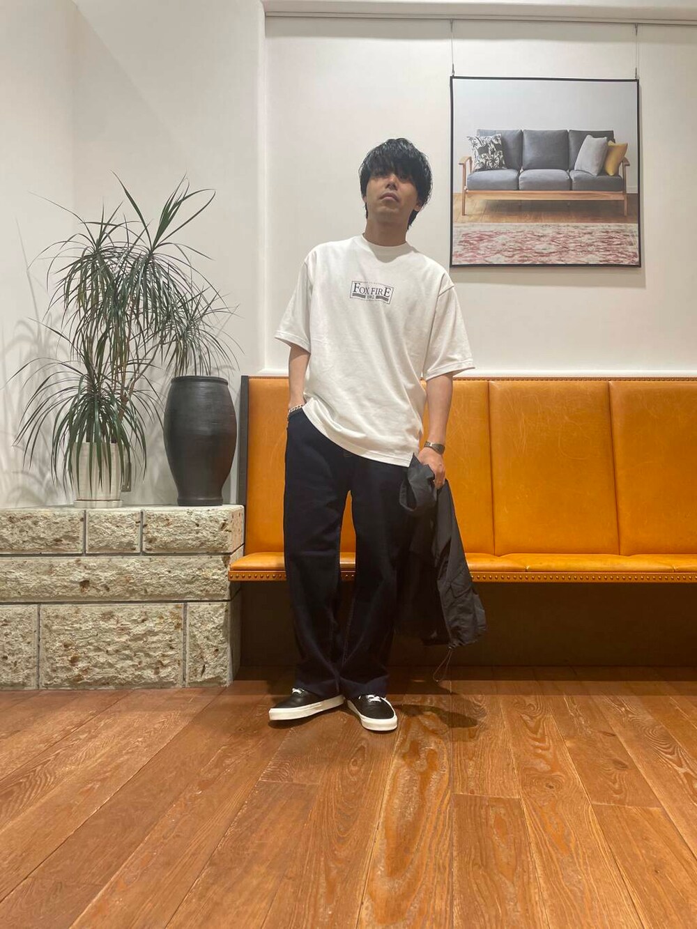 ブルー系のデニムパンツ、ブラック系のスニーカー、ホワイト系のTシャツ/カットソーを着用したメンズの夏コーディネートの2枚目の写真