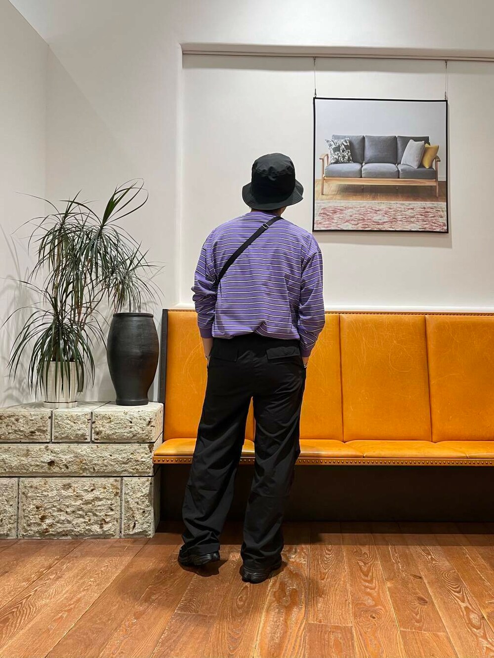 ブラック系のその他パンツ、パープル系のTシャツ/カットソー、ブラック系のスニーカーを着用したメンズの夏コーディネートの3枚目の写真