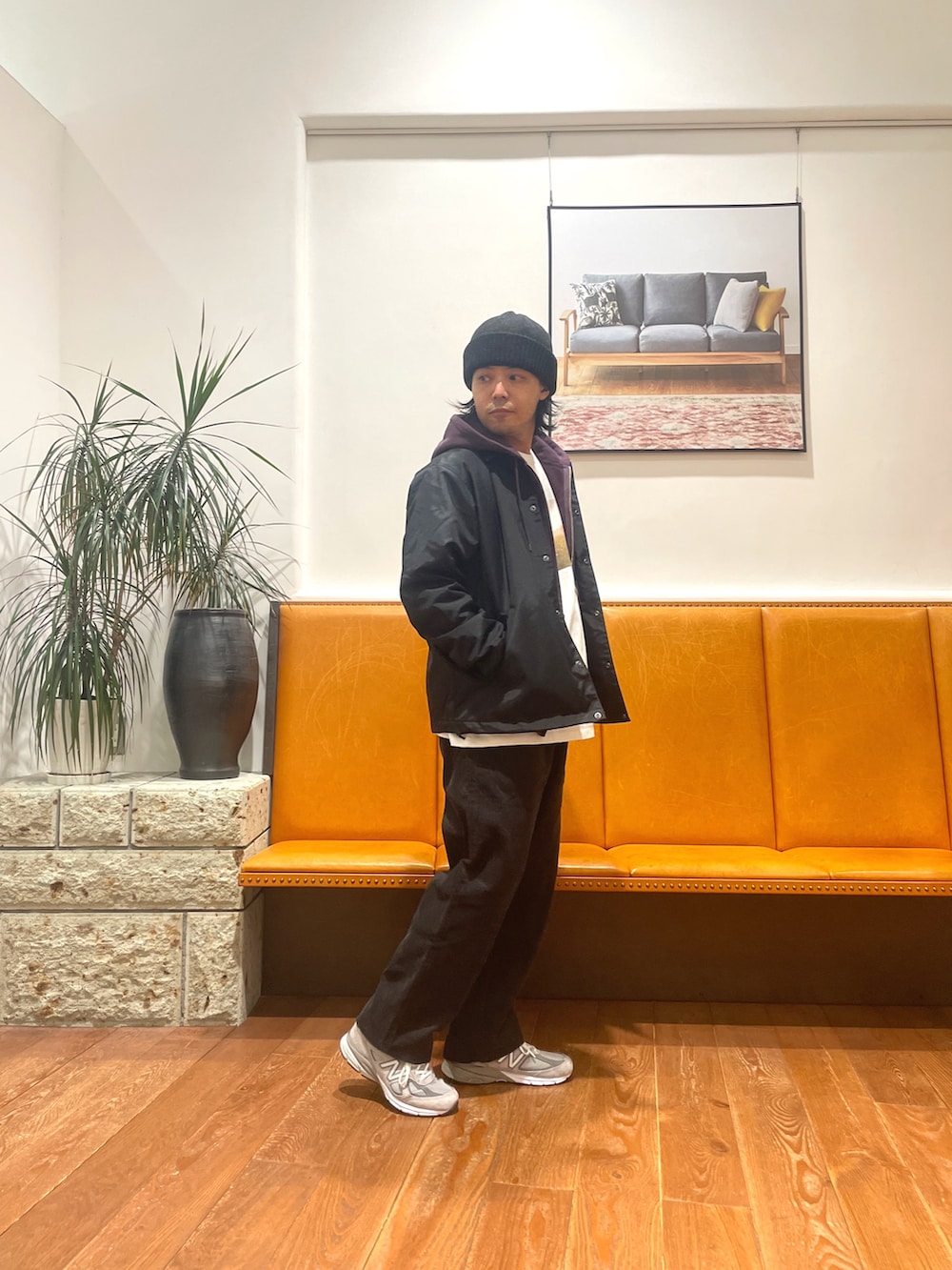 ブラック系のナイロンジャケット、パープル系のパーカー、ホワイト系のTシャツ/カットソーを着用したメンズの秋コーディネートの2枚目の写真