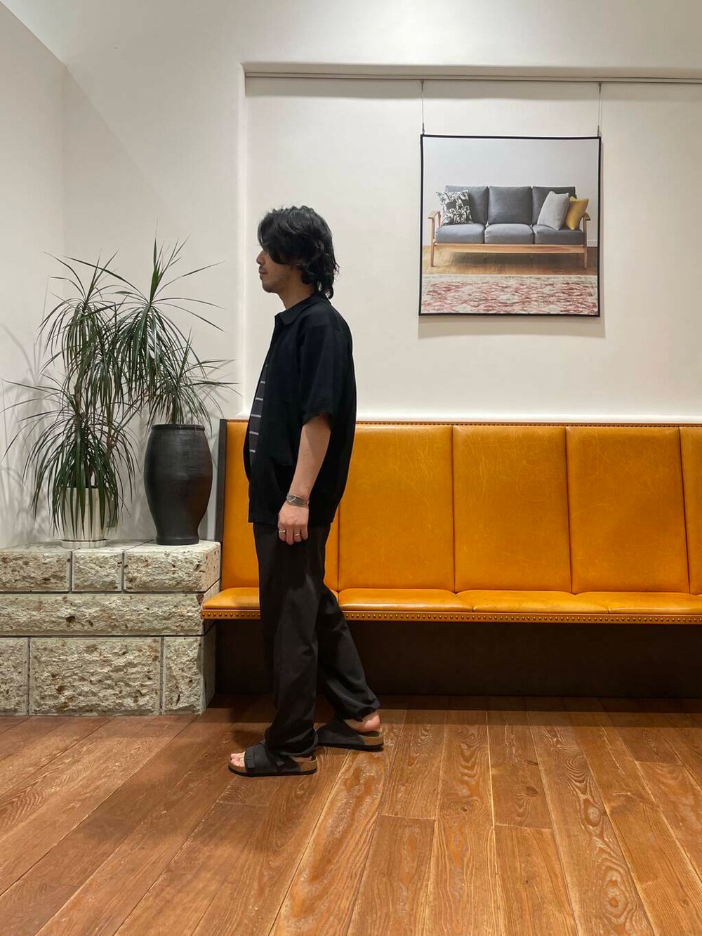 ブラック系のカーディガン/ボレロ、グレー系のTシャツ/カットソー、グレー系のその他パンツを着用したメンズの春コーディネートの2枚目の写真