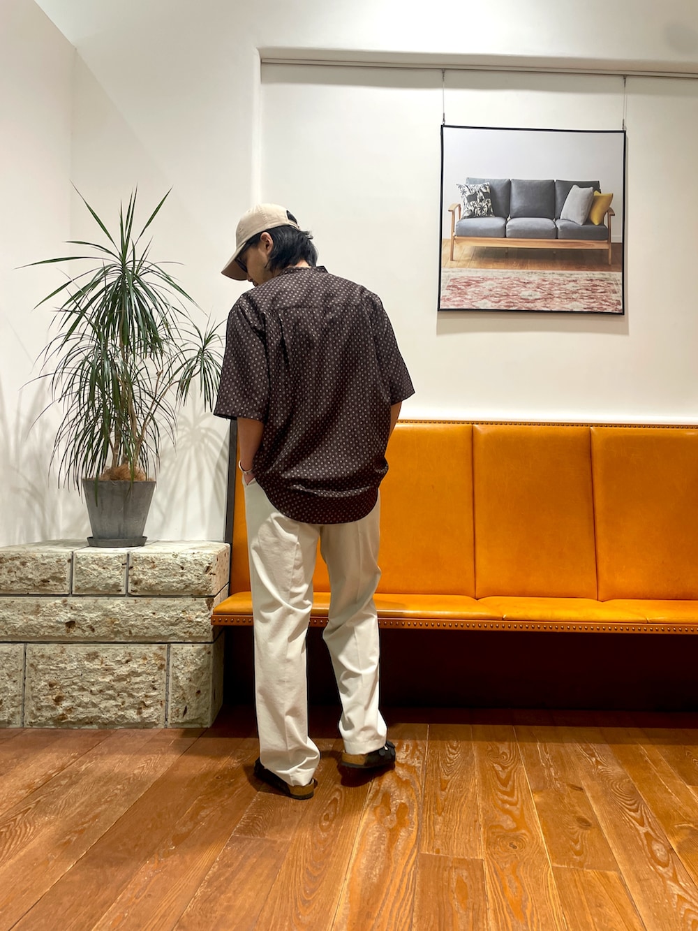 グレー系のTシャツ/カットソー、ホワイト系のその他パンツ、ブラック系のサンダルを着用したメンズの春コーディネートの3枚目の写真