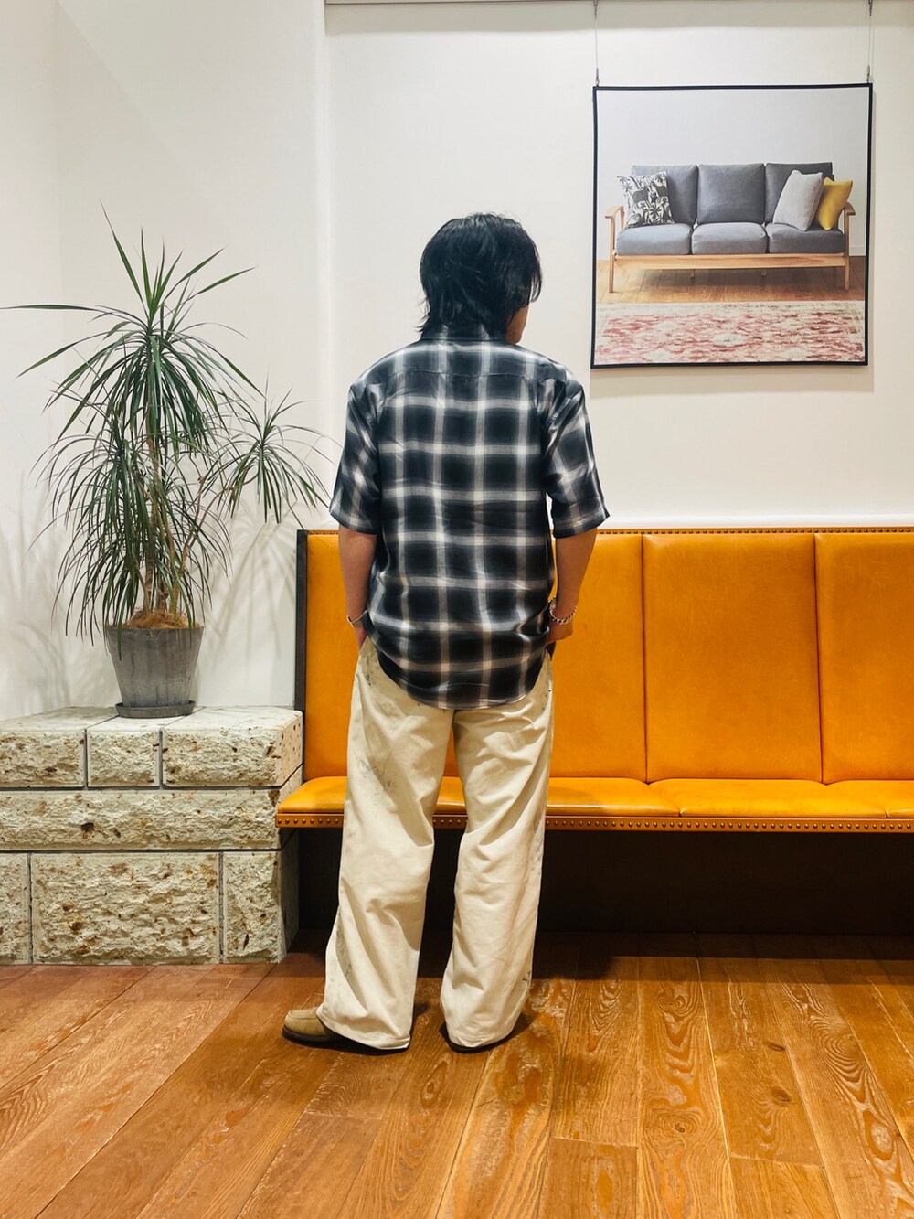 グレー系のシャツ/ブラウス、ベージュ系のチノパンツを着用したメンズの春コーディネートの3枚目の写真