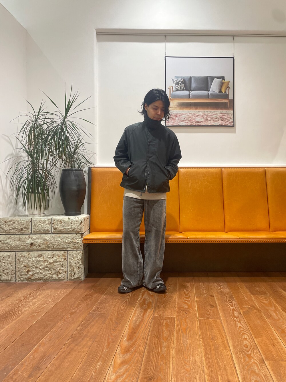 ブラック系のその他パンツ、ブラック系のスニーカー、グリーン系のその他アウターを着用したメンズの秋コーディネートの2枚目の写真