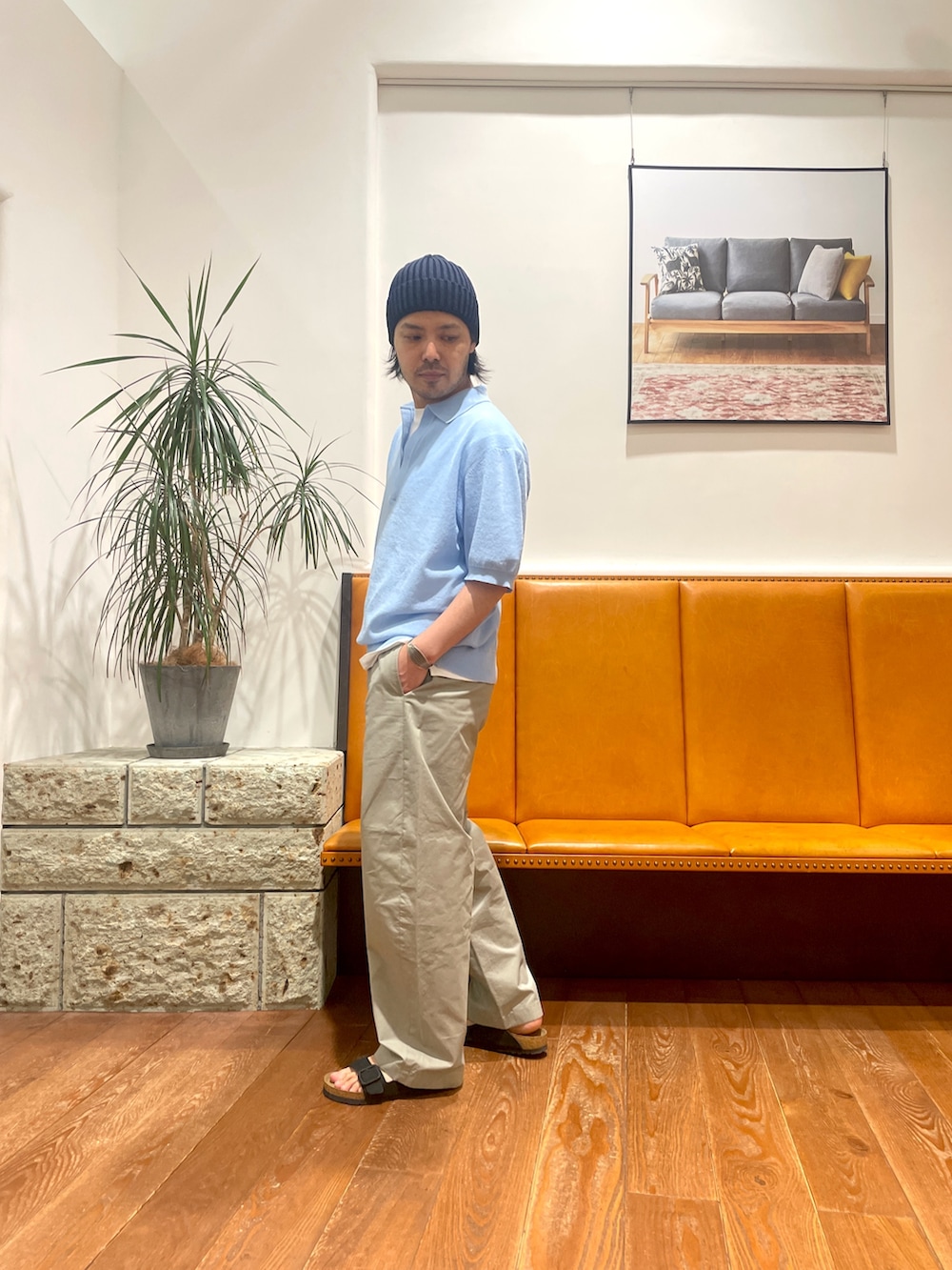 ブラック系のサンダル、ホワイト系のTシャツ/カットソー、グレー系のその他パンツを着用したメンズの春コーディネートの3枚目の写真