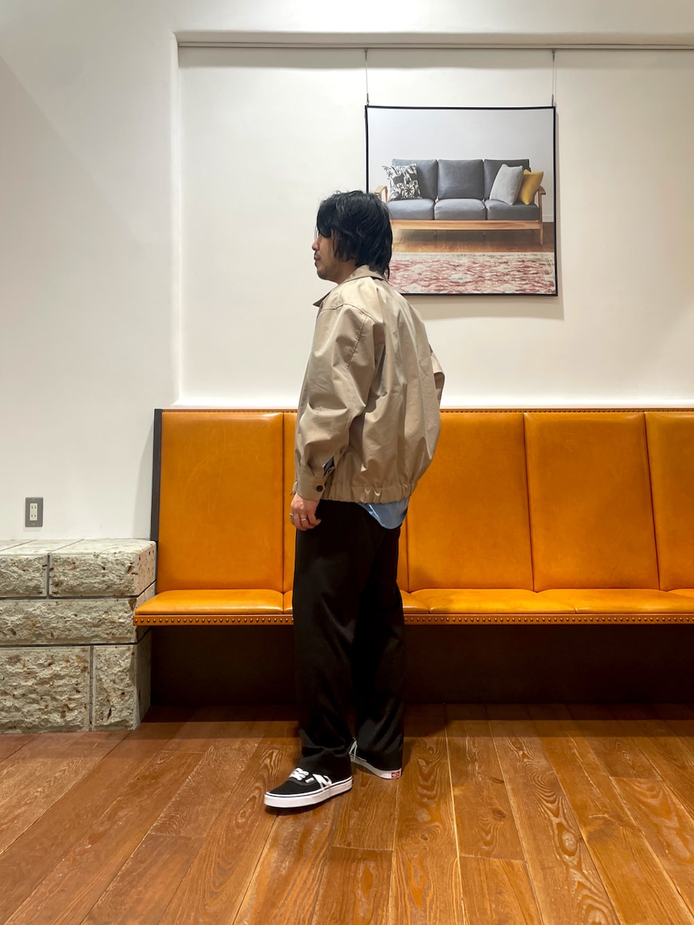 ブルー系のシャツ/ブラウス、ベージュ系のブルゾン、ブラック系のその他パンツを着用したメンズの冬コーディネートの3枚目の写真