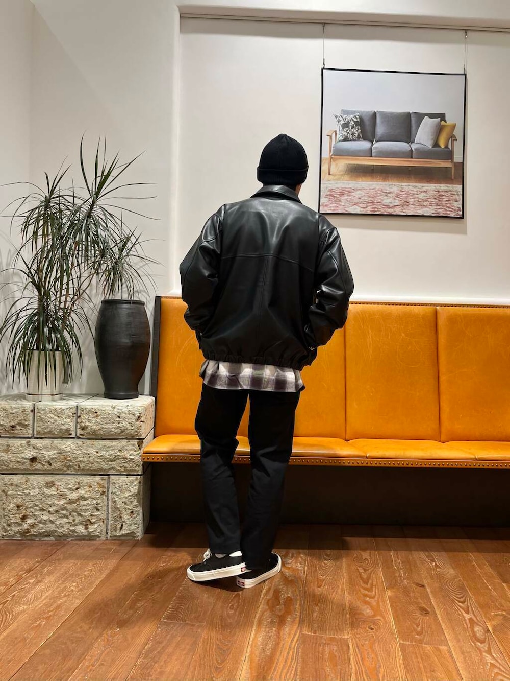 ブラック系のスニーカー、ブラック系のシャツ/ブラウス、ブラック系のライダースジャケットを着用したメンズの秋コーディネートの3枚目の写真