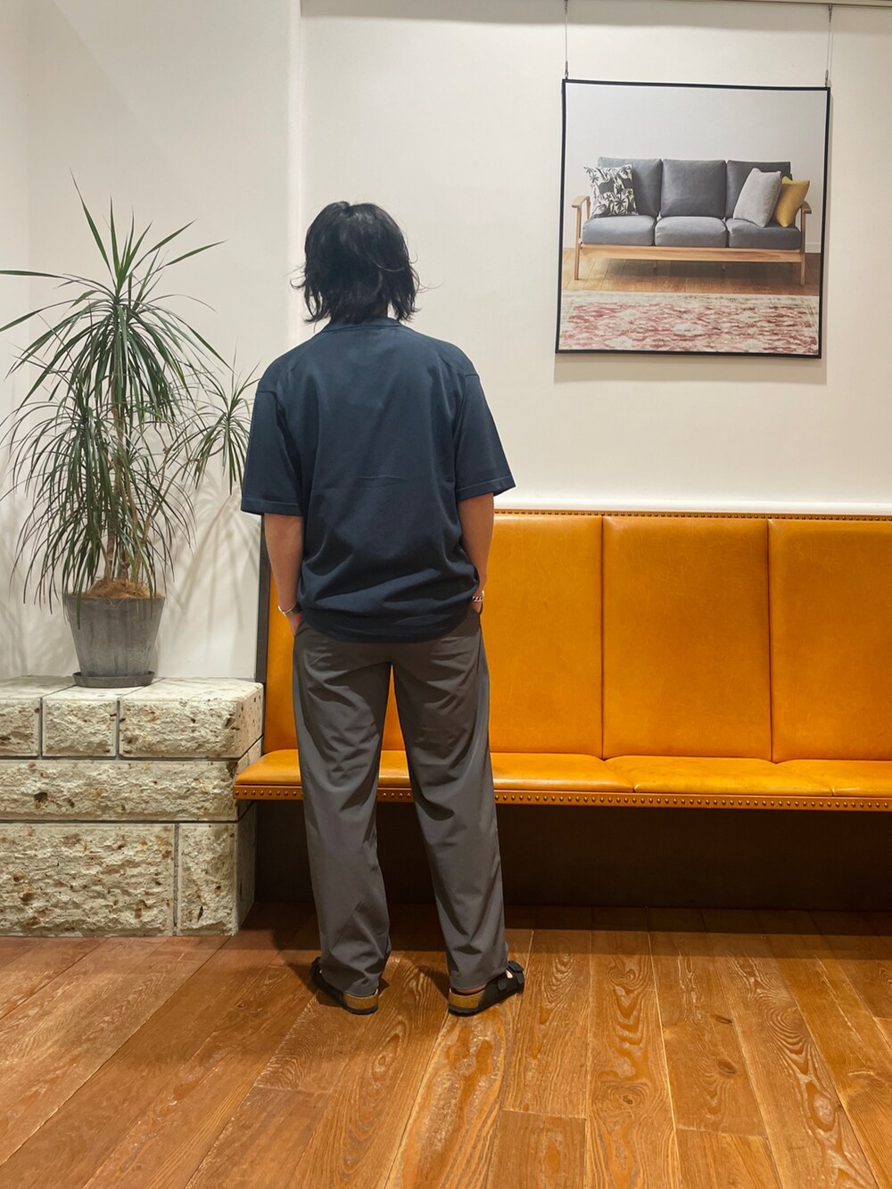 ブラック系のサンダル、グレー系のその他パンツ、ブルー系のカーディガン/ボレロを着用したメンズの春コーディネートの3枚目の写真