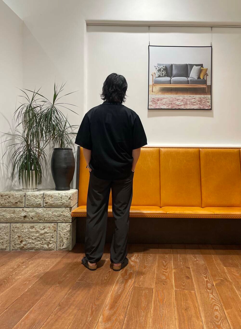 ブラック系のカーディガン/ボレロ、グレー系のTシャツ/カットソー、グレー系のその他パンツを着用したメンズの春コーディネートの3枚目の写真