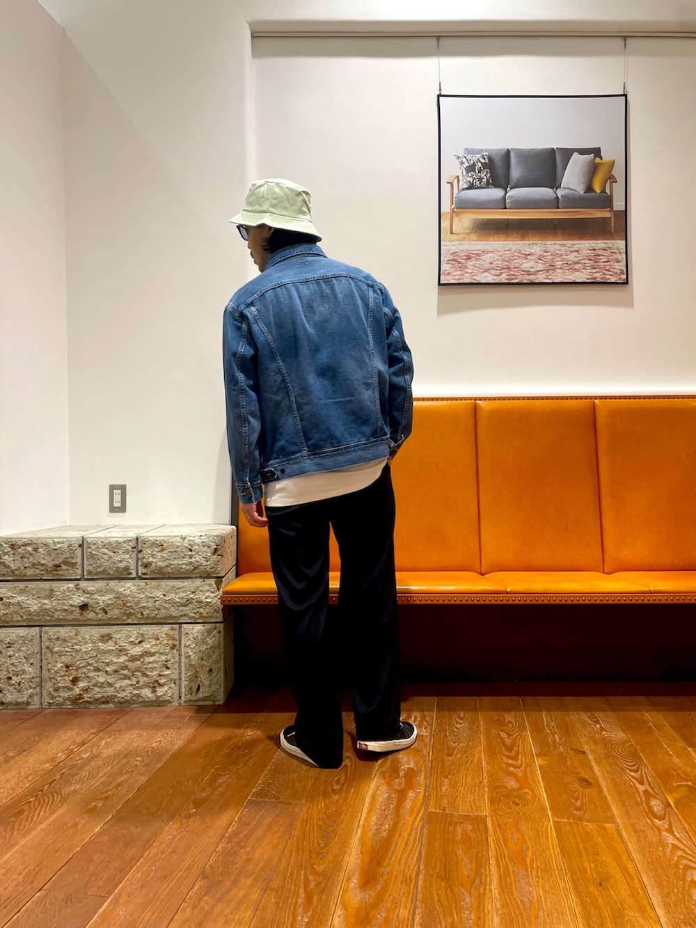 ブルー系のその他パンツ、ブルー系のデニムジャケット、グリーン系のハットを着用したメンズの春コーディネートの3枚目の写真