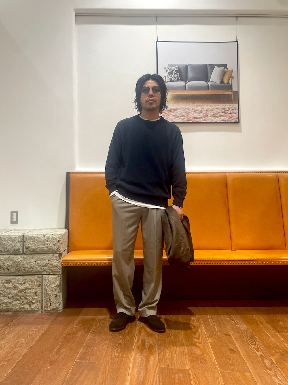 ブラック系のドレスシューズ、ブラウン系のその他アウター、ブルー系のニット/セーターを着用したメンズの冬コーディネートの2枚目の写真