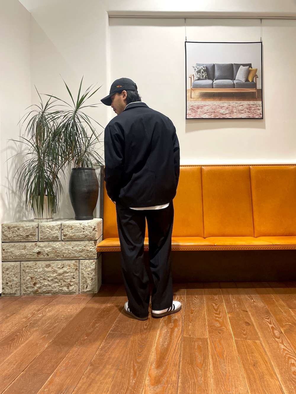 ホワイト系のスニーカー、ブルー系のその他パンツ、ブルー系のその他アウターを着用したメンズの冬コーディネートの3枚目の写真