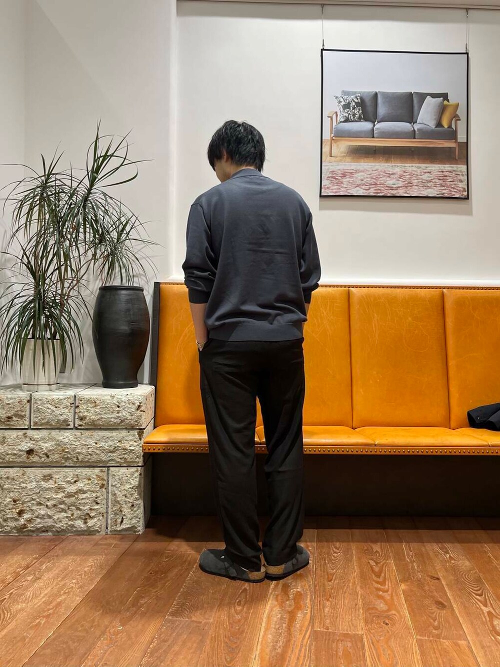 ブルー系のブルゾン、ブラック系のその他パンツ、ブルー系のニット/セーターを着用したメンズの秋コーディネートの4枚目の写真