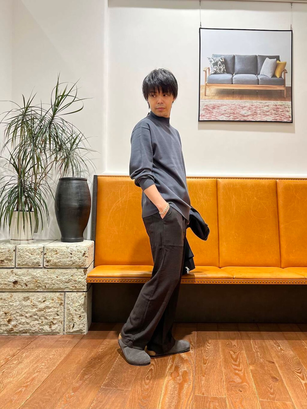 ブルー系のブルゾン、ブラック系のその他パンツ、ブルー系のニット/セーターを着用したメンズの秋コーディネートの3枚目の写真