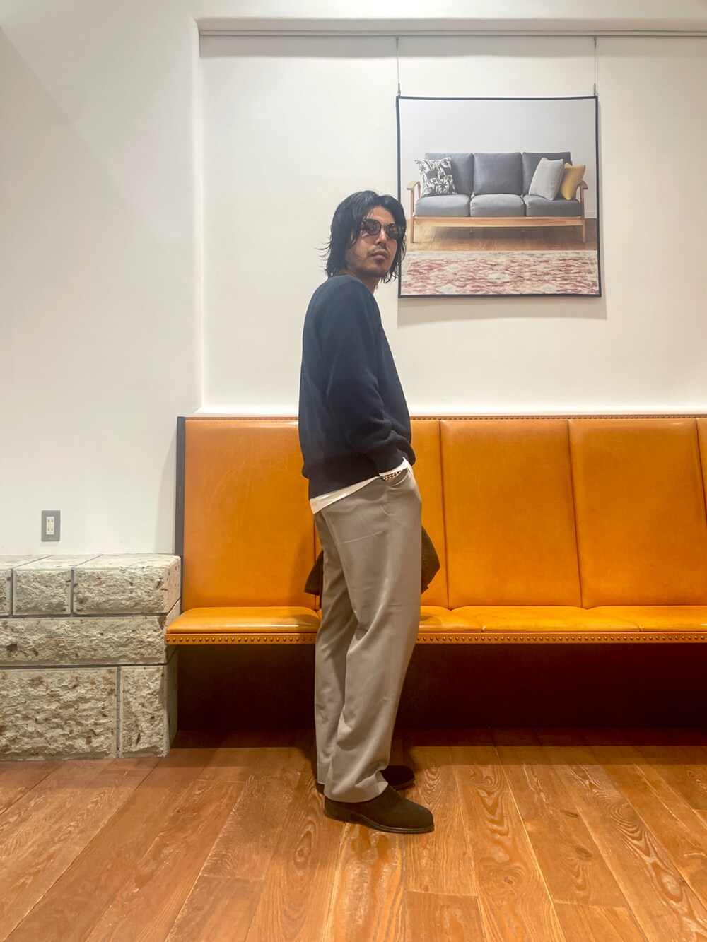 ブラック系のドレスシューズ、ブラウン系のその他アウター、ブルー系のニット/セーターを着用したメンズの冬コーディネートの3枚目の写真