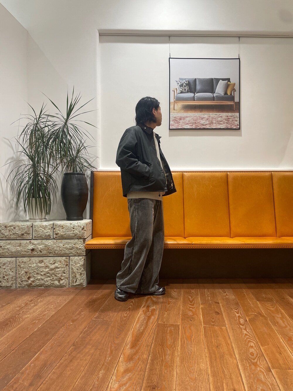 ブラック系のその他パンツ、ブラック系のスニーカー、グリーン系のその他アウターを着用したメンズの秋コーディネートの3枚目の写真