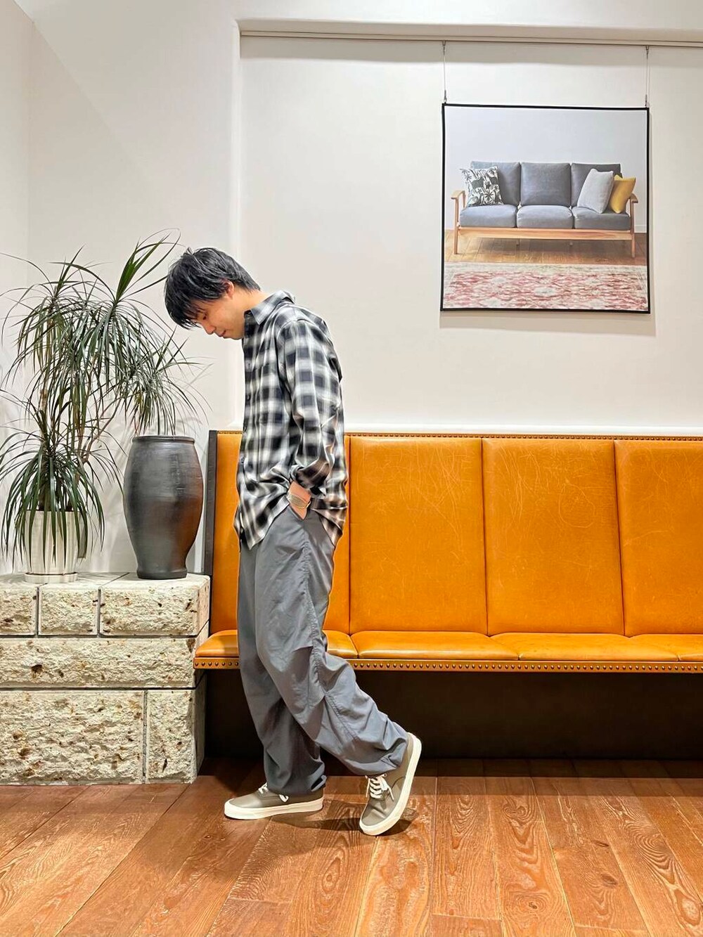 ホワイト系のTシャツ/カットソー、ブラウン系のスニーカー、ブラック系のシャツ/ブラウスを着用したメンズの夏コーディネートの2枚目の写真