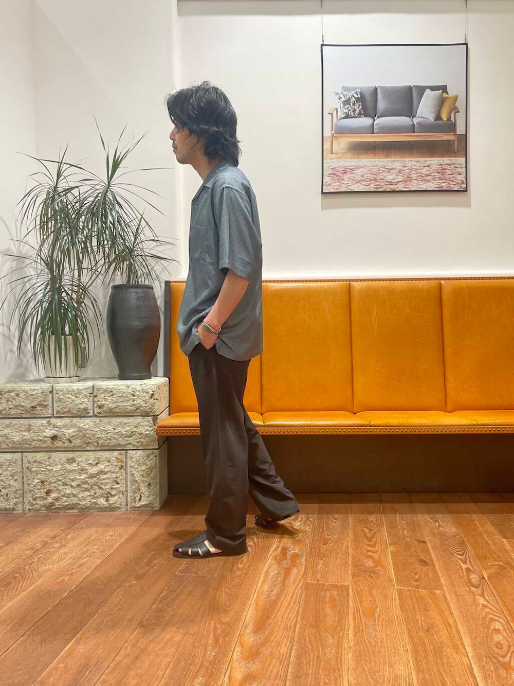 ブラック系のサンダル、ブラック系のその他パンツ、ブルー系のシャツ/ブラウスを着用したメンズの夏コーディネートの2枚目の写真