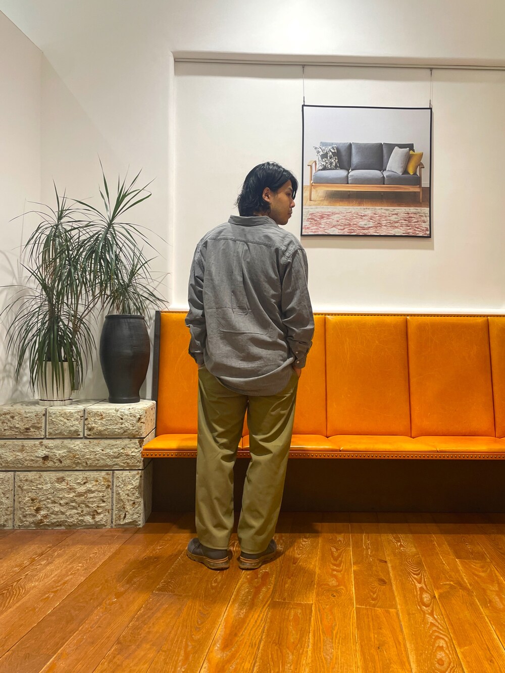 グレー系のシャツ/ブラウス、グレー系のTシャツ/カットソー、ベージュ系のその他パンツを着用したメンズの秋コーディネートの3枚目の写真