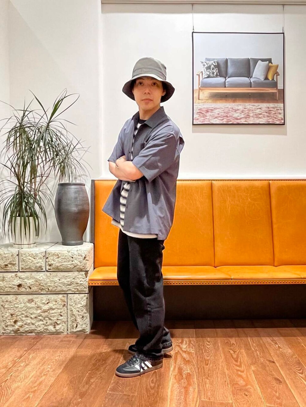 グレー系のシャツ/ブラウス、ブラック系のスニーカー、ブラック系のTシャツ/カットソーを着用したメンズの夏コーディネートの2枚目の写真