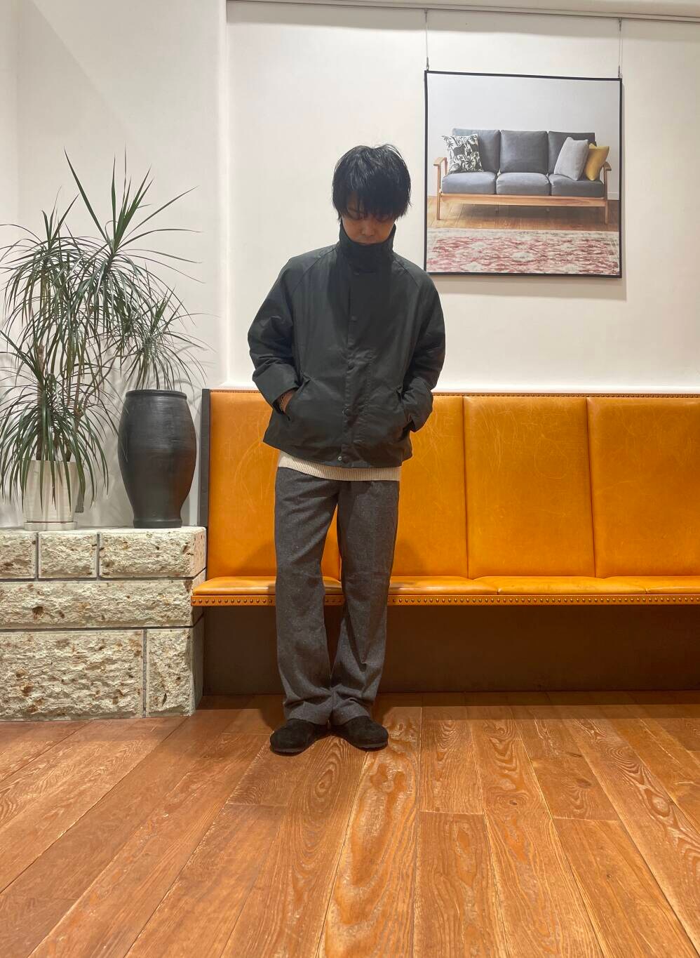 ベージュ系のニット/セーター、グレー系のその他パンツ、グリーン系のその他アウターを着用したメンズの秋コーディネートの2枚目の写真