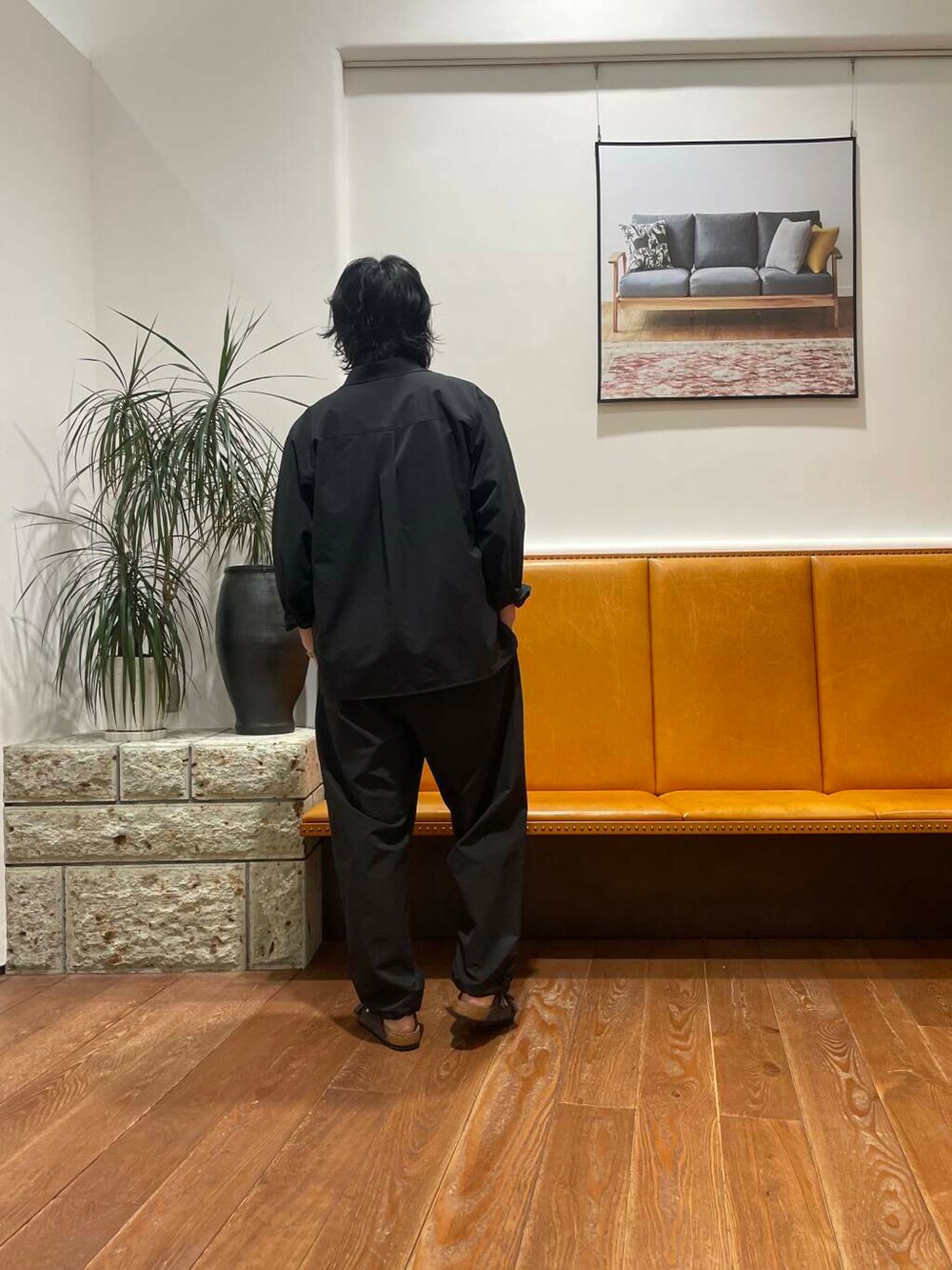 ブラック系のTシャツ/カットソー、ブルー系のシャツ/ブラウス、ブルー系のその他パンツを着用したメンズの春コーディネートの3枚目の写真