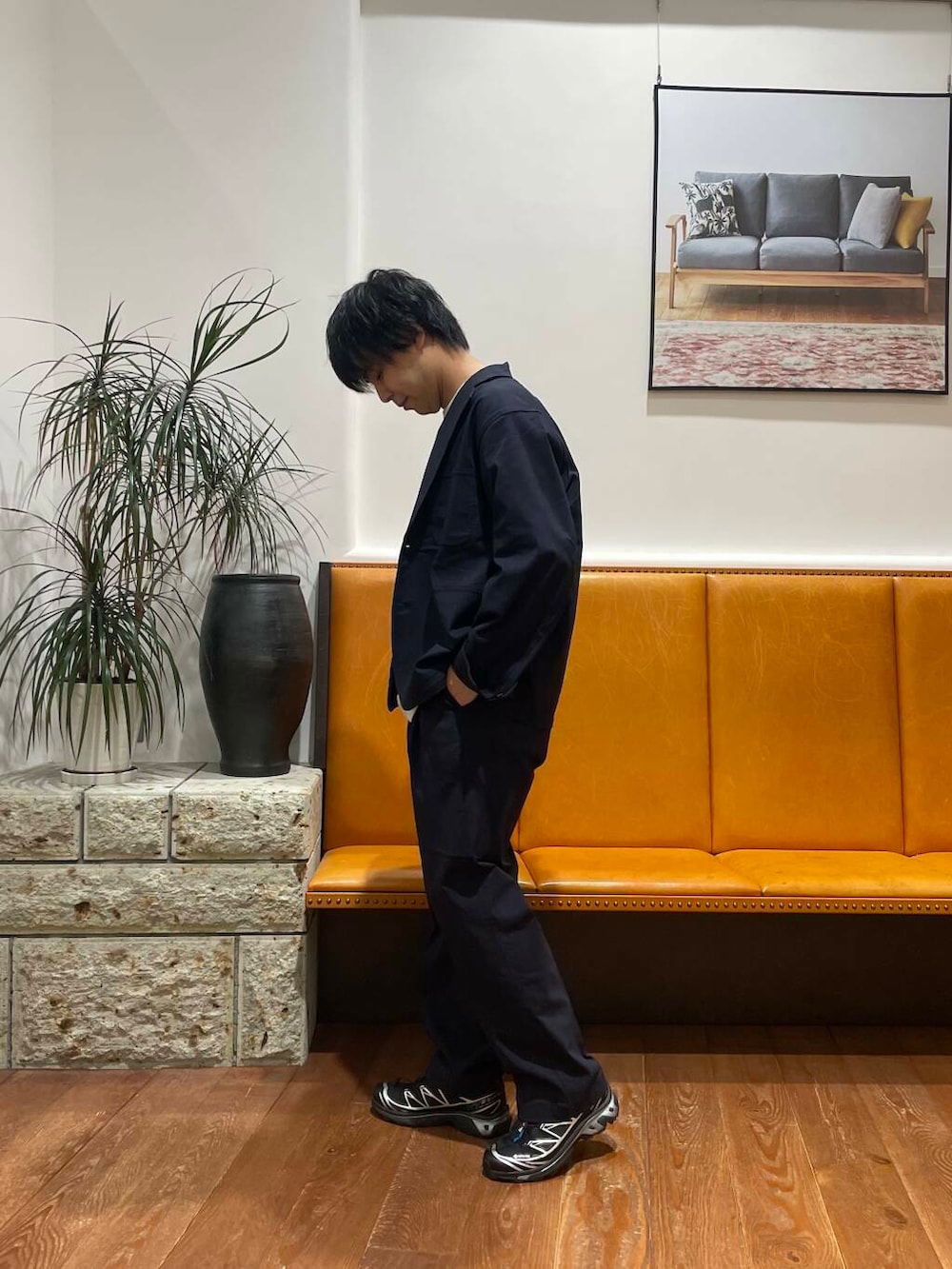 ブルー系のその他パンツ、ブルー系のセットアップ、ホワイト系のTシャツ/カットソーを着用したメンズの秋コーディネートの2枚目の写真