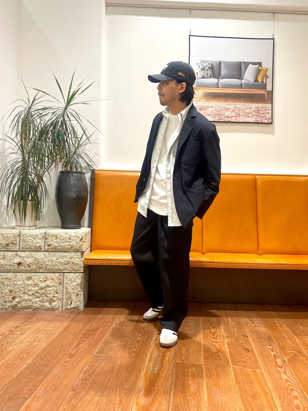 ホワイト系のスニーカー、ブルー系のその他パンツ、ブルー系のその他アウターを着用したメンズの冬コーディネートの2枚目の写真