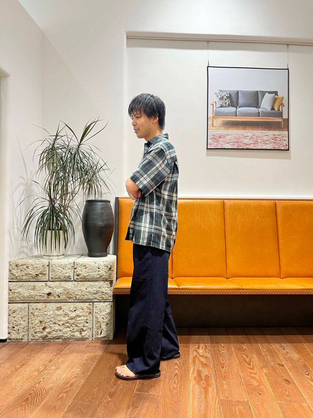 ホワイト系のタンクトップ、グリーン系のシャツ/ブラウス、ブルー系のデニムパンツを着用したメンズの夏コーディネートの2枚目の写真