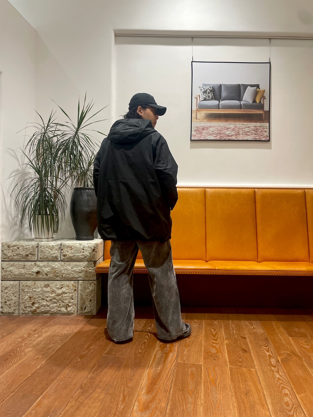 ブラック系のその他アウター、パープル系のスウェット、ブラック系のその他パンツを着用したメンズの秋コーディネートの4枚目の写真