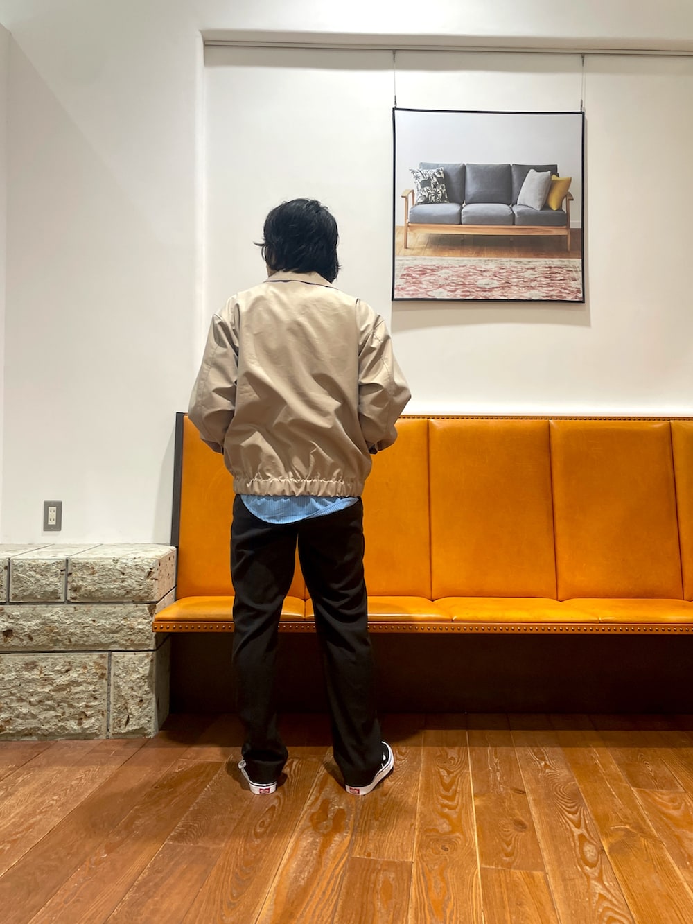 ブルー系のシャツ/ブラウス、ベージュ系のブルゾン、ブラック系のその他パンツを着用したメンズの冬コーディネートの4枚目の写真