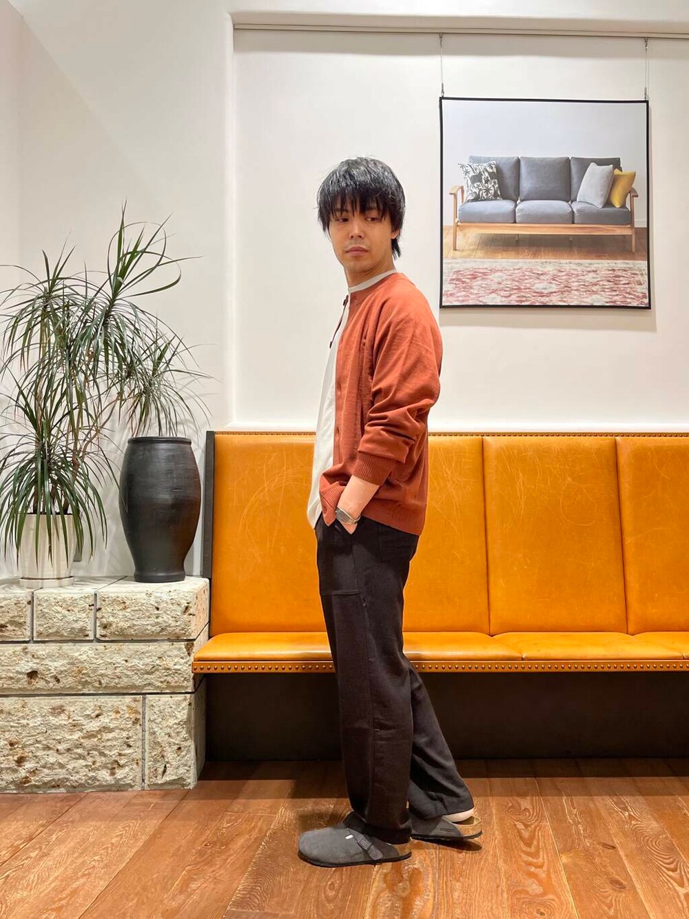 オレンジ系のカーディガン/ボレロ、ブラック系のその他パンツ、ホワイト系のTシャツ/カットソーを着用したメンズの秋コーディネートの2枚目の写真