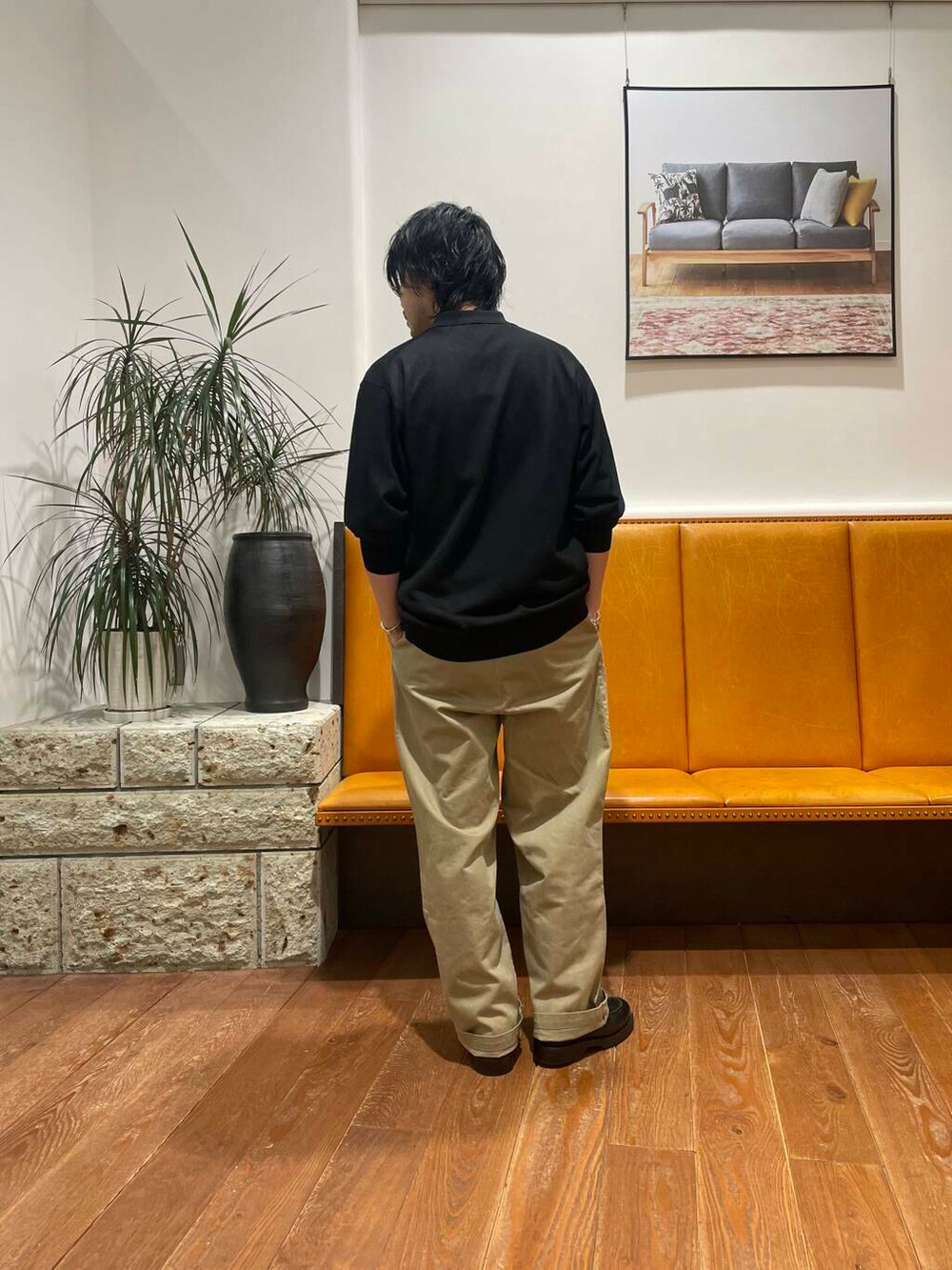 ベージュ系のその他パンツ、ブラック系のカーディガン/ボレロ、ホワイト系のTシャツ/カットソーを着用したメンズの春コーディネートの3枚目の写真