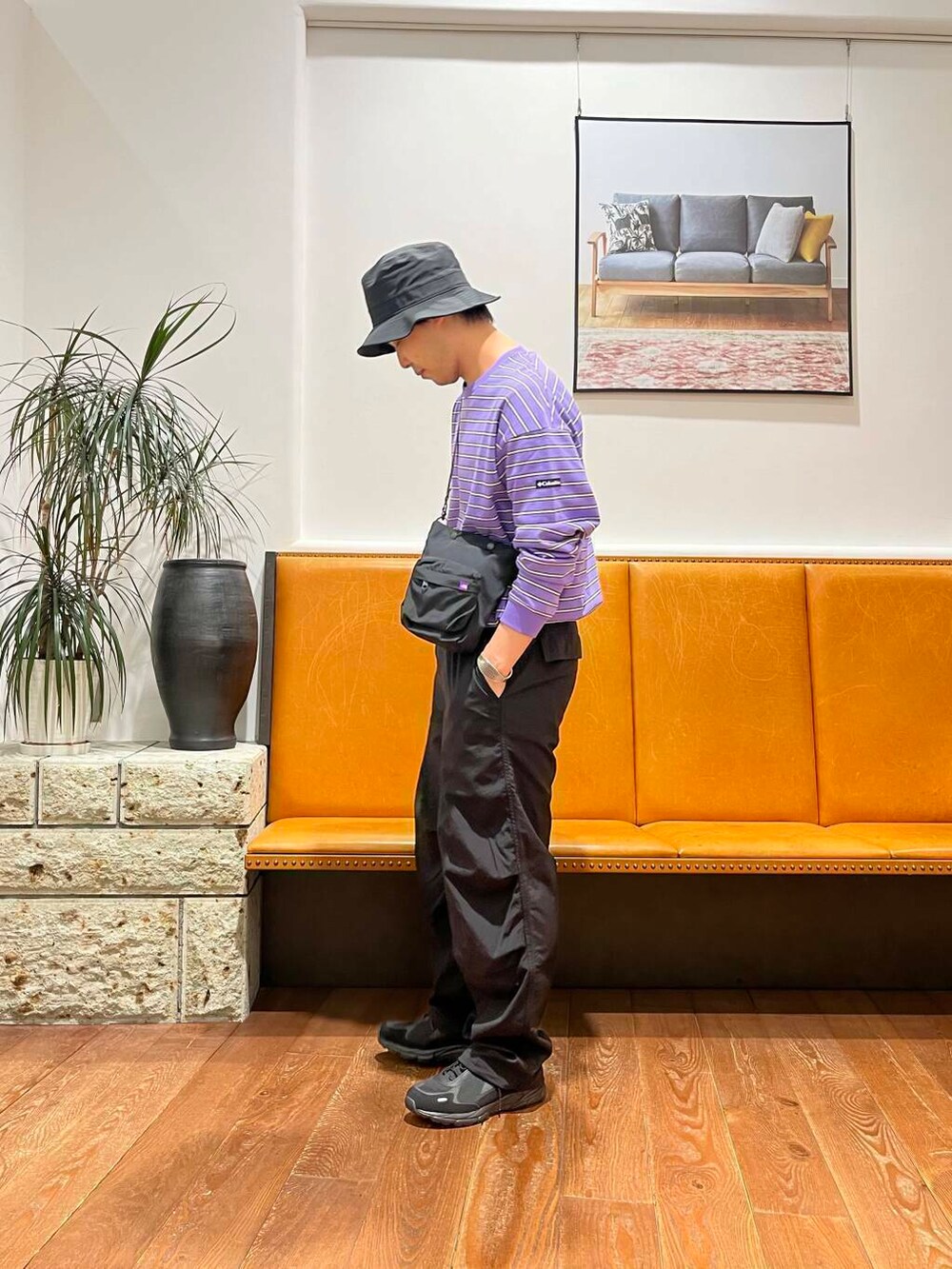 ブラック系のその他パンツ、パープル系のTシャツ/カットソー、ブラック系のスニーカーを着用したメンズの夏コーディネートの2枚目の写真