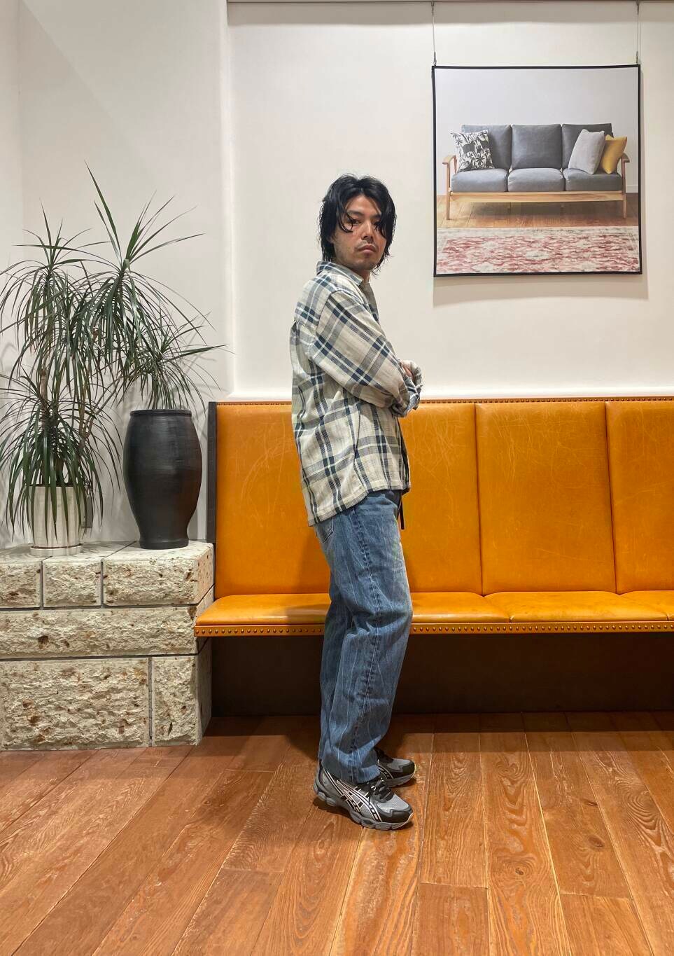 ブルー系のデニムパンツ、ブルー系のシャツ/ブラウスを着用したメンズの春コーディネートの2枚目の写真
