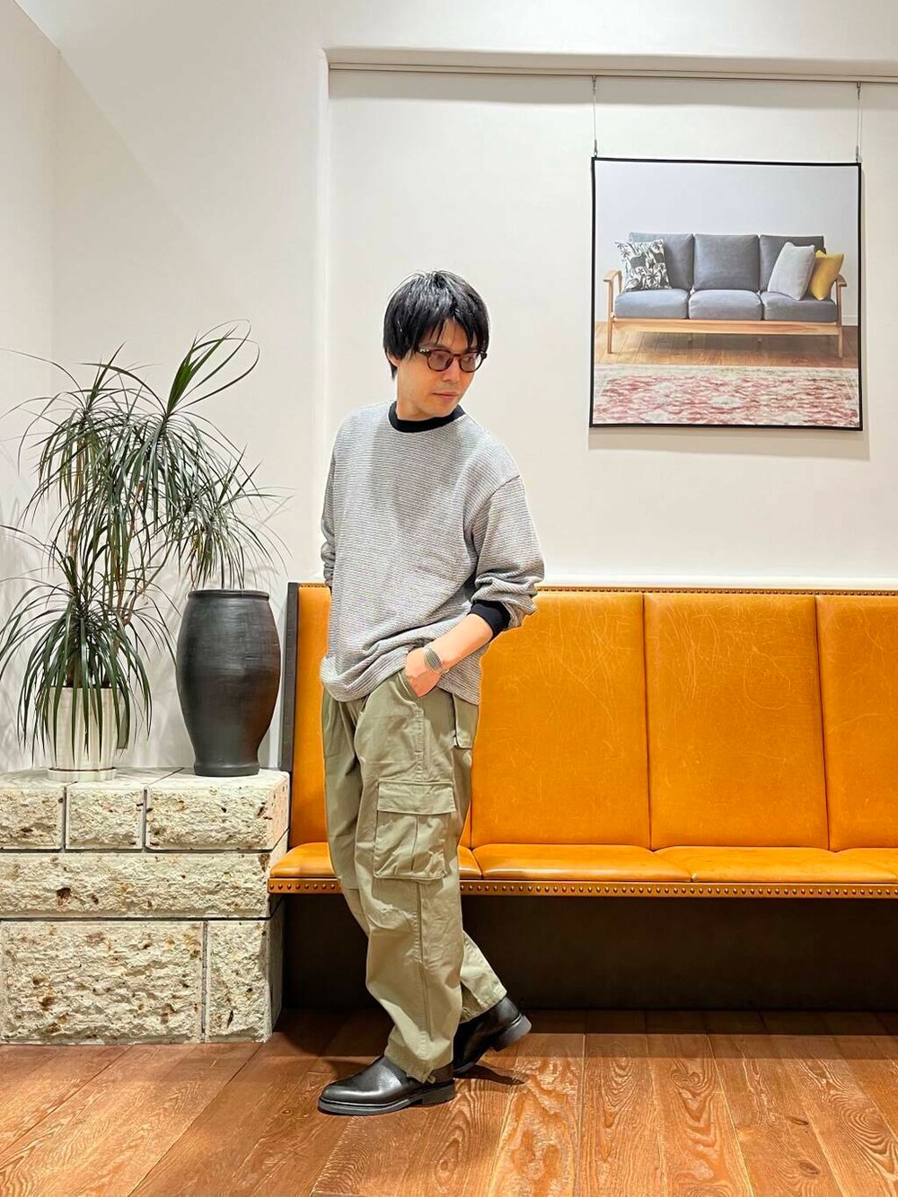 ブラック系のTシャツ/カットソー、グリーン系のその他パンツ、グリーン系のメガネを着用したメンズの夏コーディネートの2枚目の写真